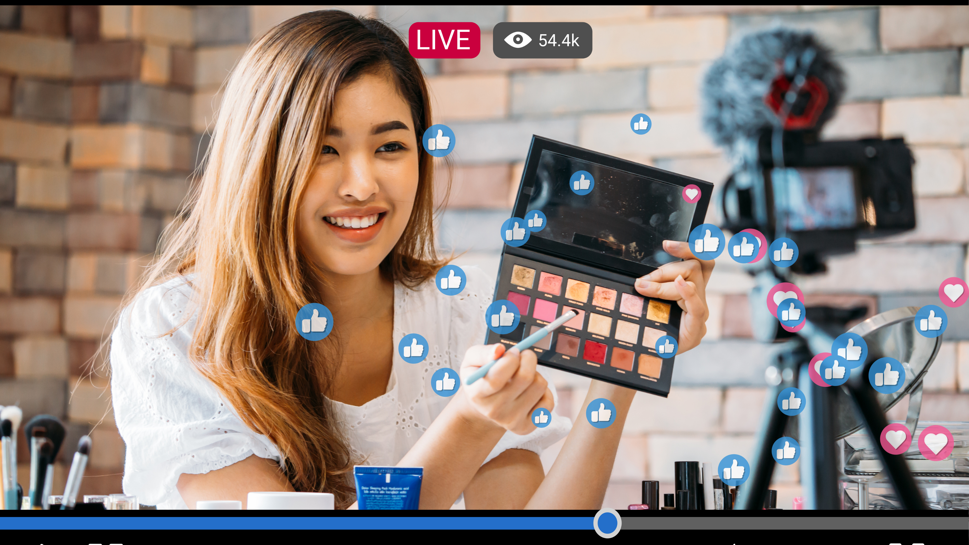 4. Hợp tác với các KOCs/ KOLs trong marketing trực tuyến qua livestream bùng nổ